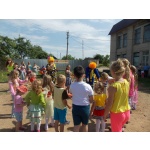 1 июня Акатовская библиотека совместно с ДК провели детский праздник "Здравствуй солнечное лето".