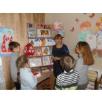Волкова Т.В. зав.филиалом Баскаковской библиотеки проводит обзор для детей.