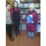 Школьники знакомятся с выставкой "Край мой Смоленский" в Ашковском сельском филиале.
