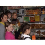 Школьники знакомятся с выставкой "Себе на радость-людям на удивленье" в Кармановском с/ф.