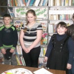 Читатели Молоченевской библиотеки слушают обзор литературы "Как защитить природу".